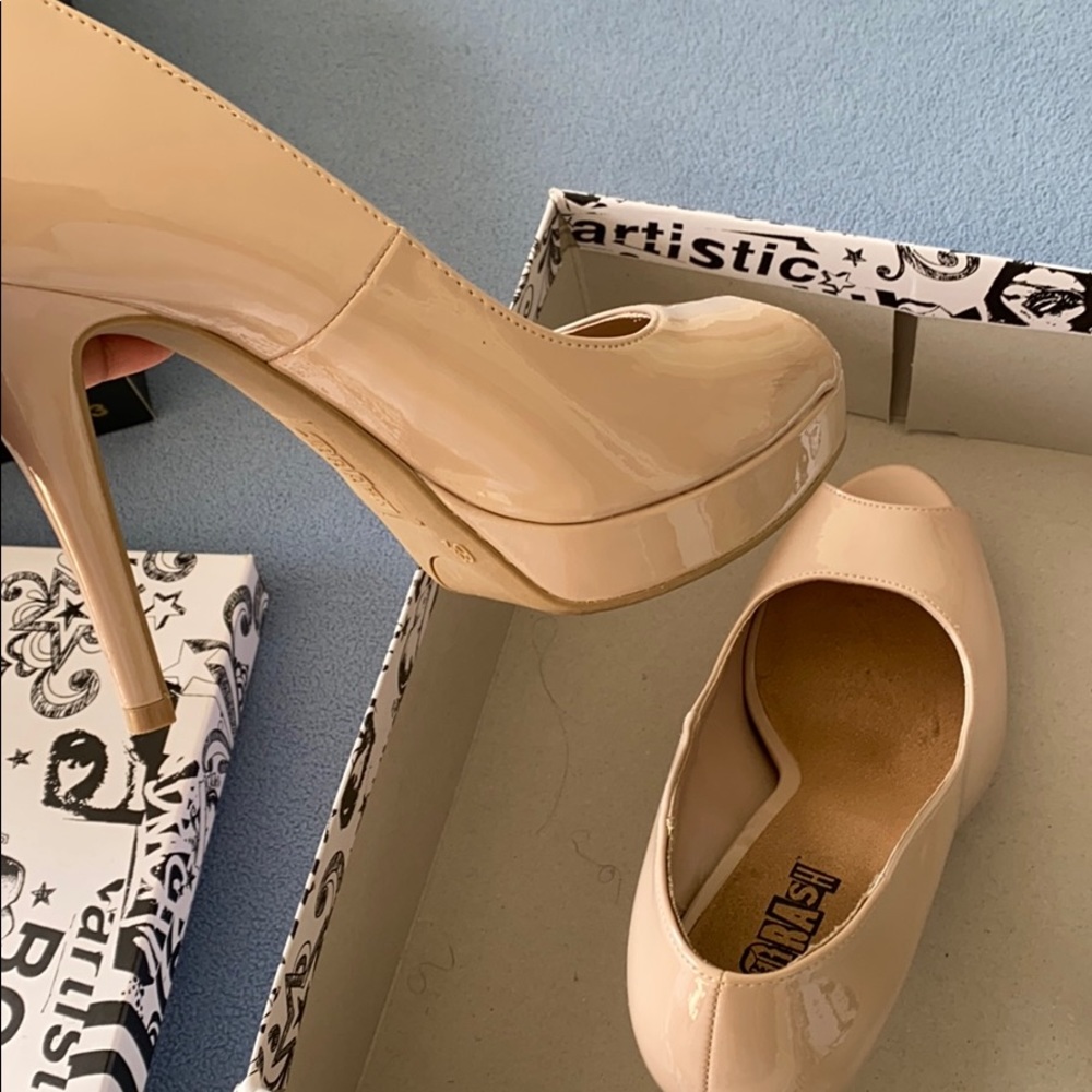 Badge Heels - Picture 2 of 5